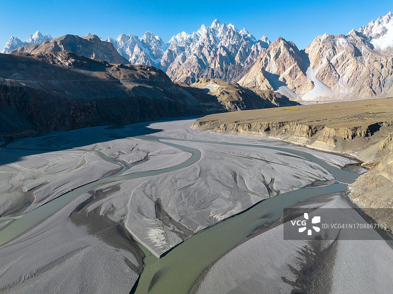 巴基斯坦北部喀喇昆仑山脉的帕苏山脉和罕萨河日落景色航拍图片素材