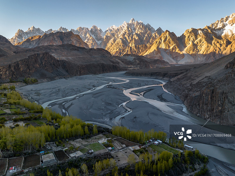 巴基斯坦北部喀喇昆仑山脉的帕苏山脉和罕萨河日落景色航拍图片素材