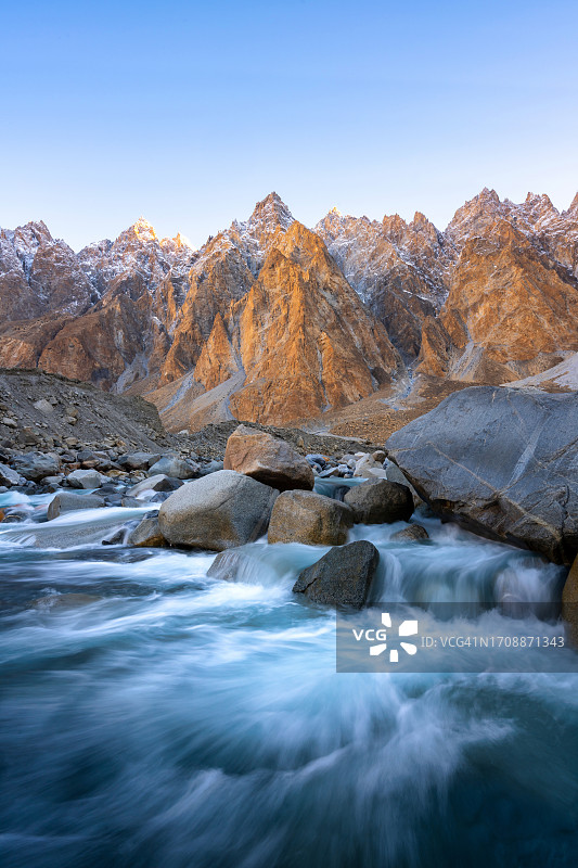 巴基斯坦北部喀喇昆仑山脉的罕萨河与帕苏山区日出景色图片素材