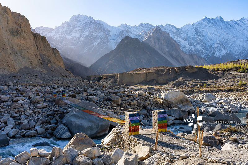 巴基斯坦北部喀喇昆仑山脉的罕萨河与帕苏山区日出景色图片素材