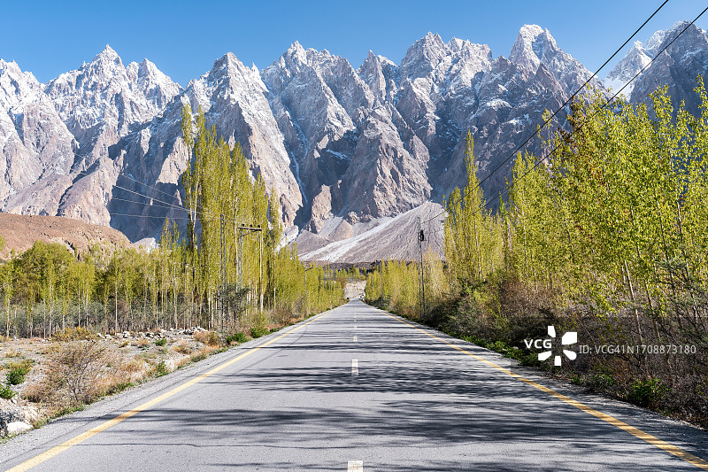 喀喇昆仑公路和帕苏山区日出景色，位于巴基斯坦北部喀喇昆仑山脉帕苏地区图片素材