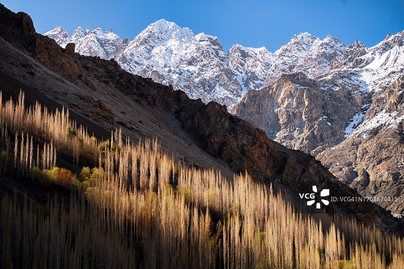 巴基斯坦北部喀喇昆仑山脉日落景象特写图片素材