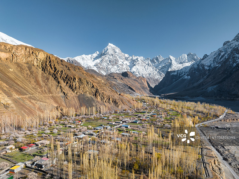 巴基斯坦北部喀喇昆仑山脉的帕苏山脉和罕萨河日落景色航拍图片素材