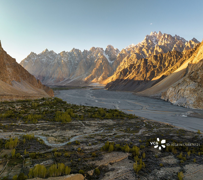 航拍喀喇昆仑公路沿线帕苏山区风光（巴基斯坦北部）图片素材