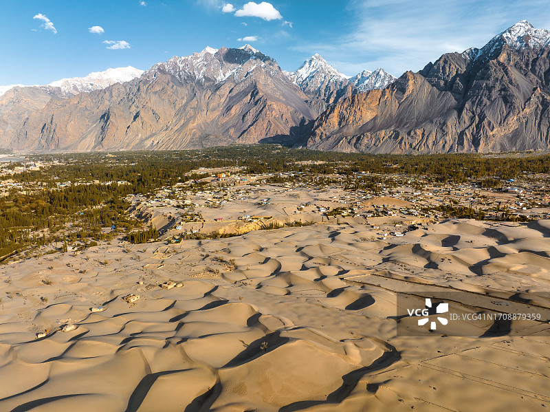 巴基斯坦北部斯卡杜喀喇昆仑山脉卡特帕纳冷沙漠沙丘的无人机日落景观图片素材