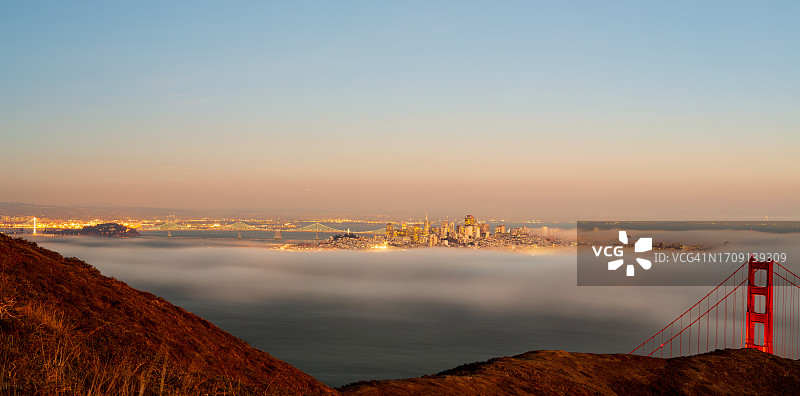 雾中的旧金山城市景观与金门大桥图片素材