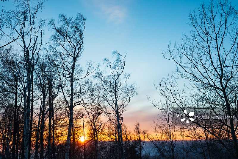 利斯特维扬卡镇的切尔斯基山石在日落时分的景色，源自贝加尔湖的安加拉河景观图片素材