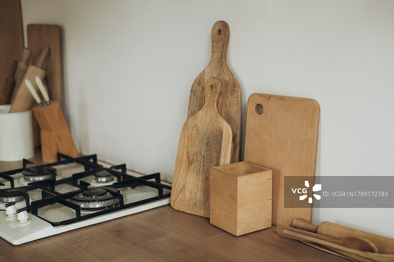 木制厨房用具和嵌入式炉灶图片素材