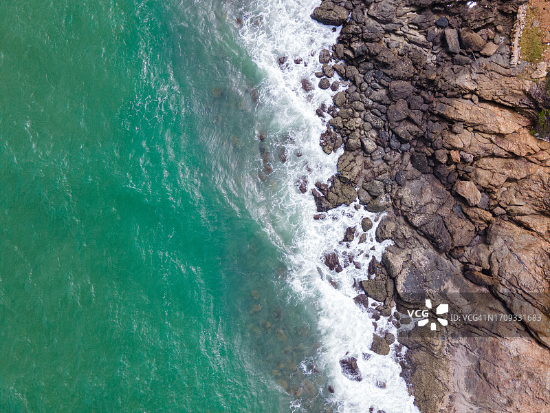 海浪涌动下的海岸线纹理航拍背景图片素材