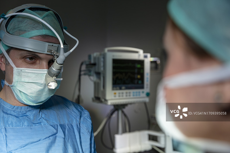 男医生进行显微外科手术图片素材