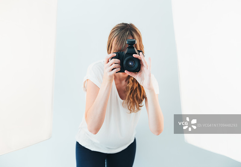 在工作室工作的摄影师图片素材