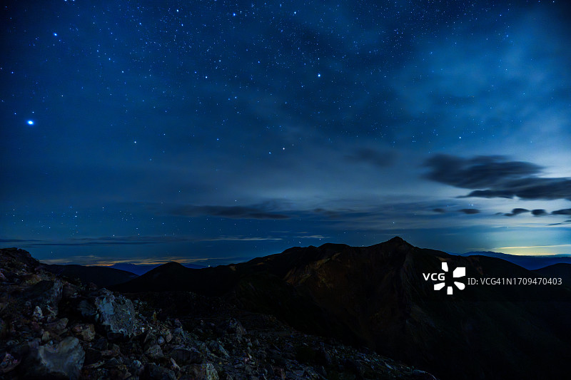 星空和银河，大熊星座和北极星在那须岳（茶臼岳）和朝日岳的夜晚闪耀图片素材