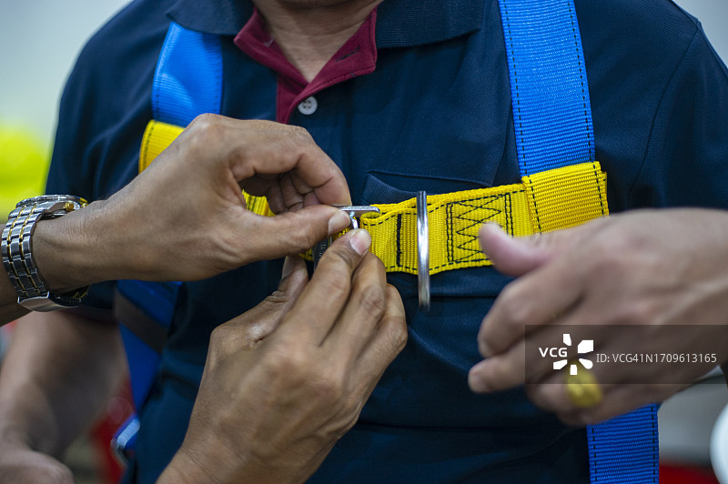 带反光的工业安全带设备图片素材