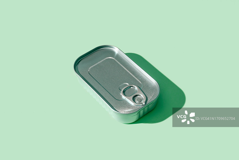 绿色背景上的金枪鱼罐头图片素材