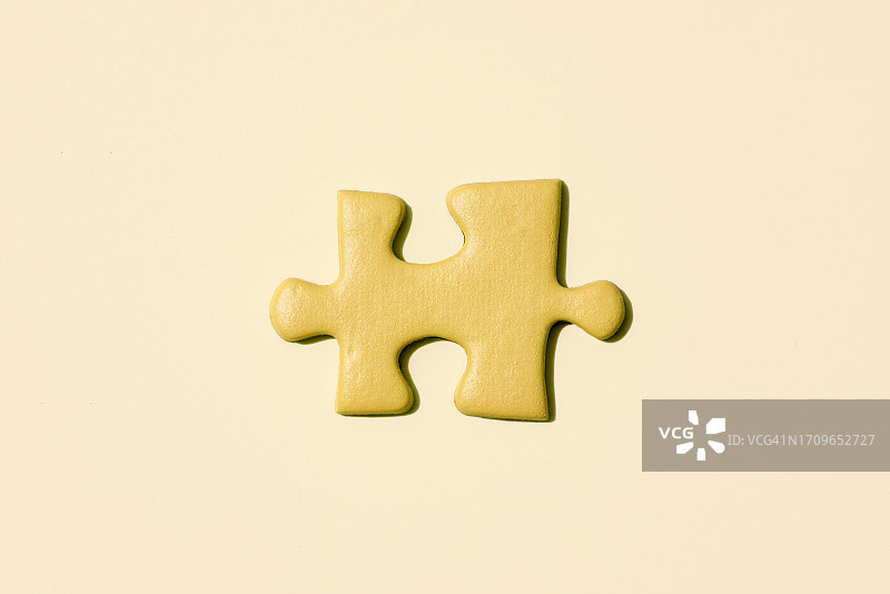 黄色背景上的黄色拼图图片素材