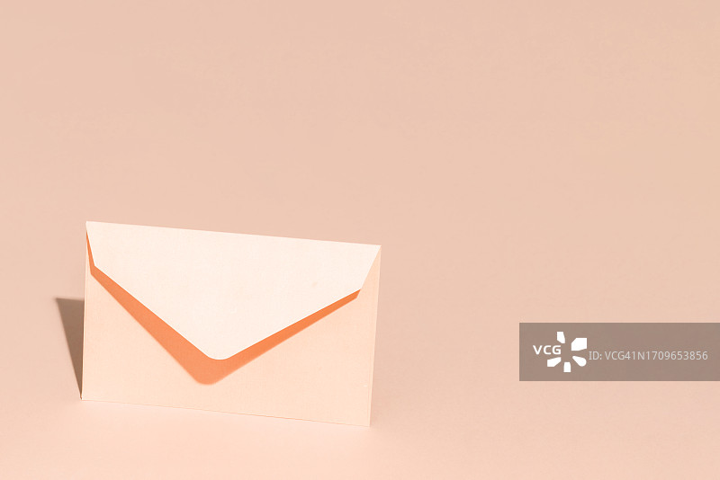 橙色背景上的关闭的橙色信封图片素材