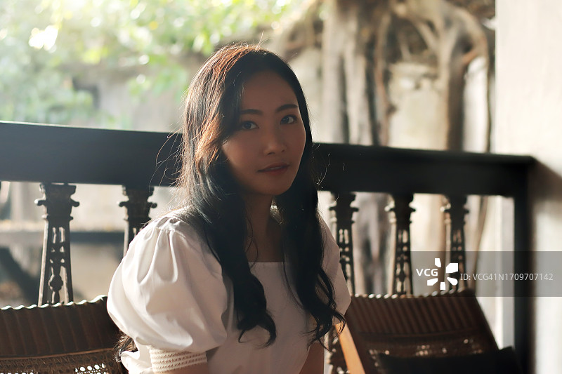 唐人街的中国年轻女子肖像图片素材