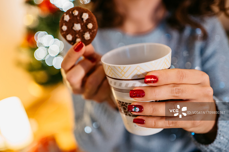 吃圣诞饼干和热巧克力的女人图片素材