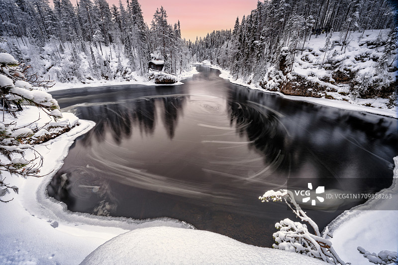 雪林冰封湖面上的北极日出图片素材