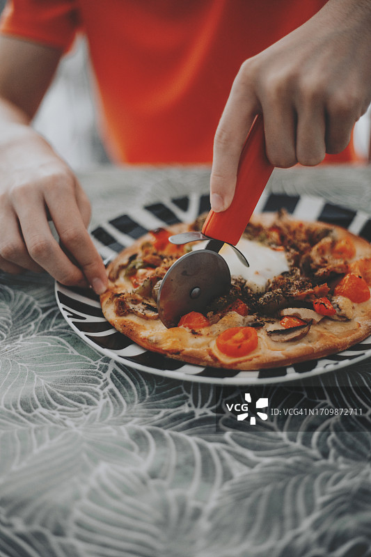 孩子的手从桌上拿披萨片图片素材