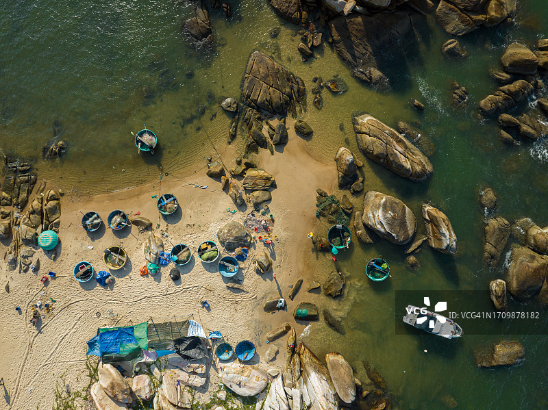 在Ke Ga海滩航行的篮子船图片素材