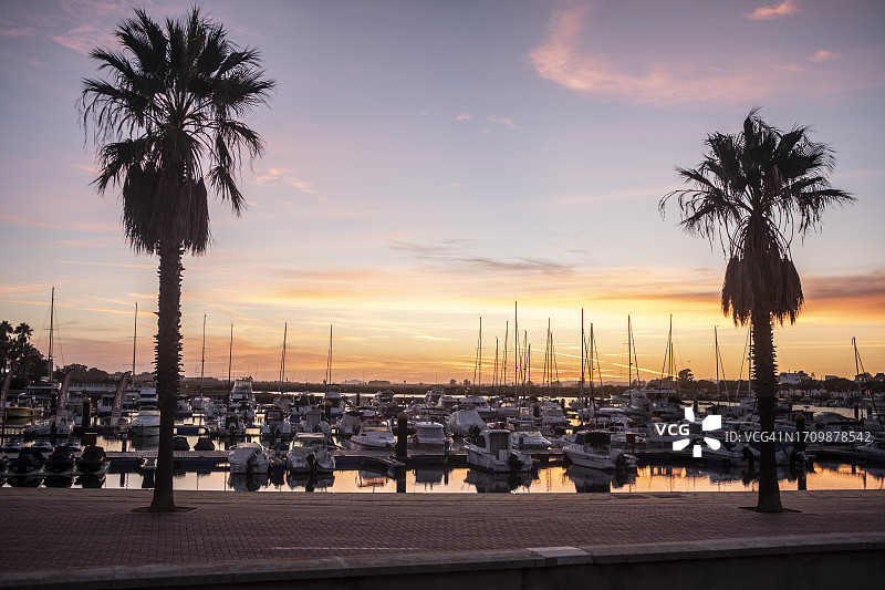 韦尔瓦伊斯LA卡内拉港口的船只图片素材