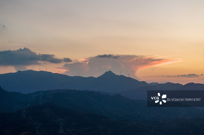 山顶黄昏时的风力发电场图片素材