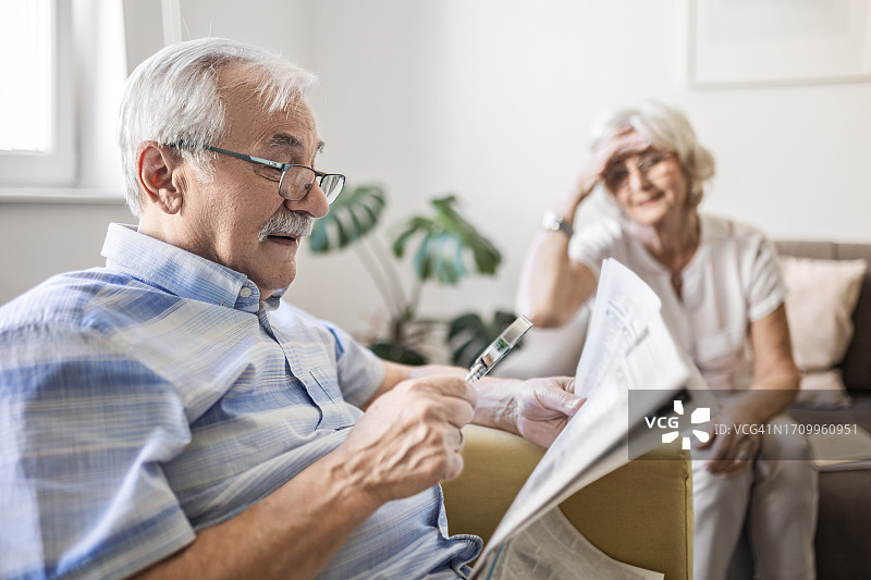 年长的男人用放大镜提高视力图片素材