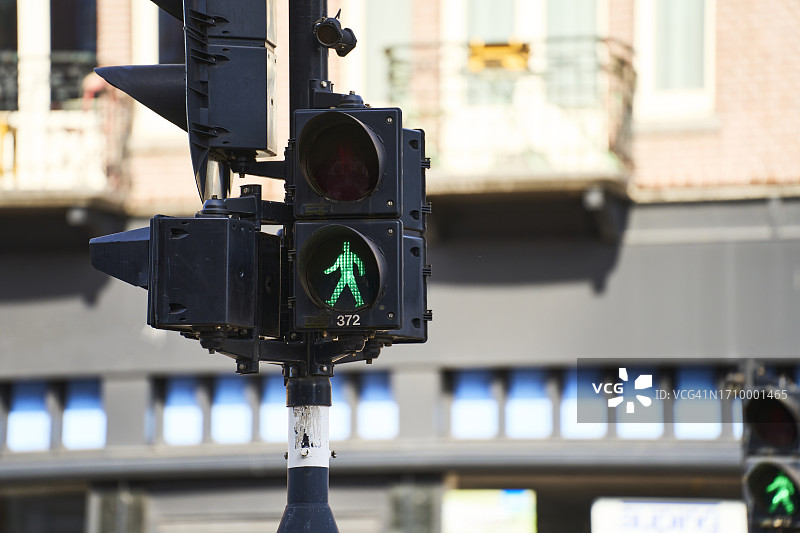 街上行人交通信号灯特写（绿灯人像，正面视角）图片素材