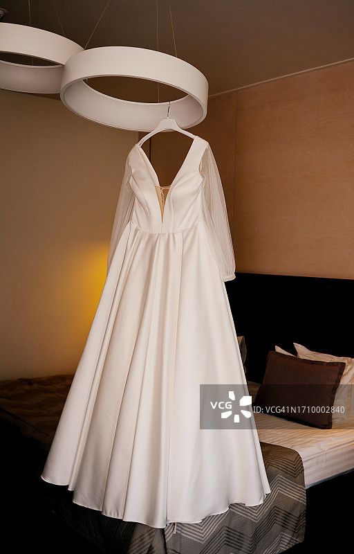 酒店房间里的婚纱图片素材