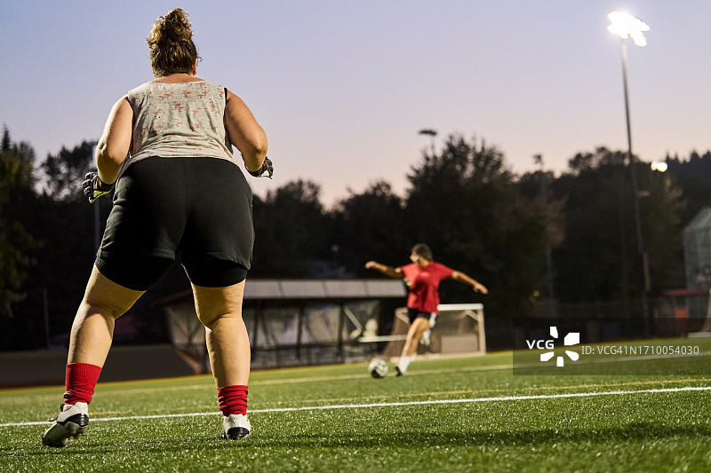 女足队伍在草地球场上训练图片素材