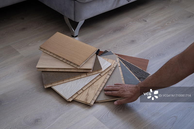 为他们的家选择木地板类型的人图片素材