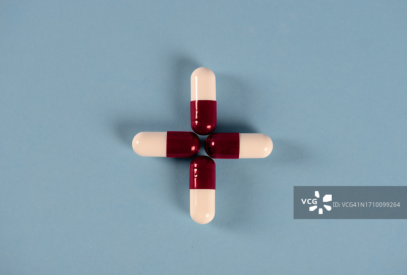 胶囊药片形成十字图片素材