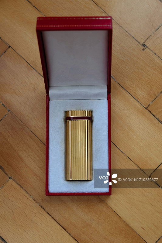 盒子里的金色打火机的俯视照片图片素材