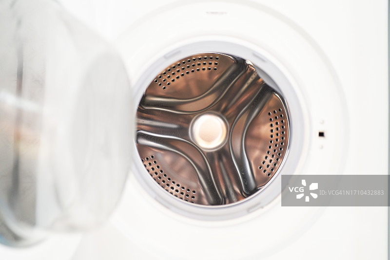 公寓里白色洗衣机打开门，周围无人正面照图片素材