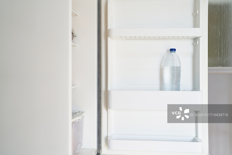 厨房里白色金属冰箱的开门，侧视图图片素材