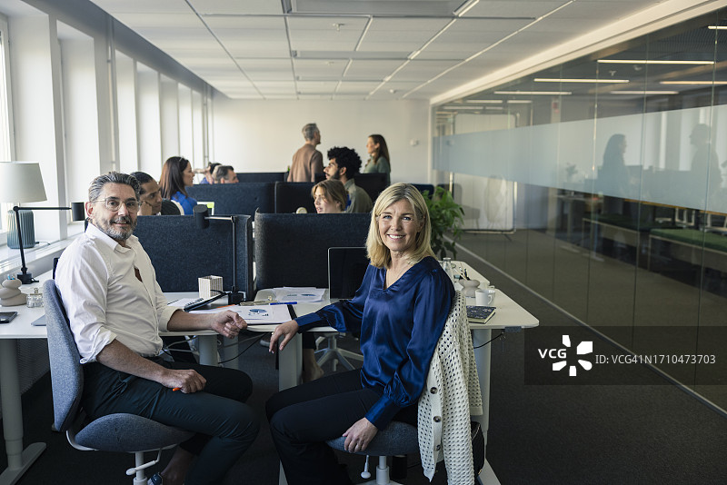 两位专业人士在办公室里微笑图片素材