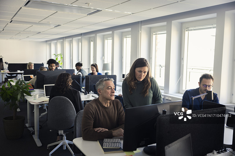 在办公室工作的人群图片素材