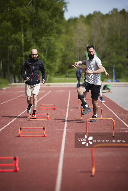 男人参加田径比赛图片素材