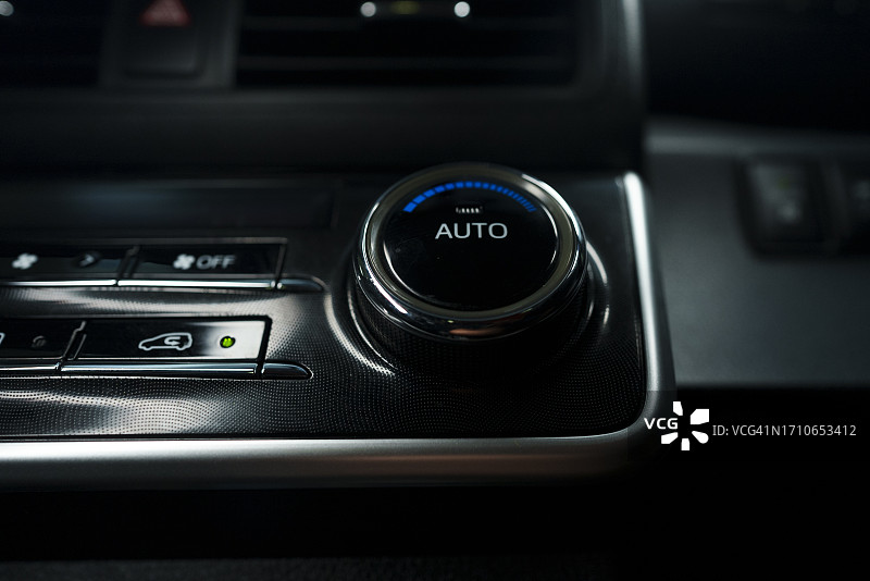 车内，手按空调按钮并调节温度特写图片素材