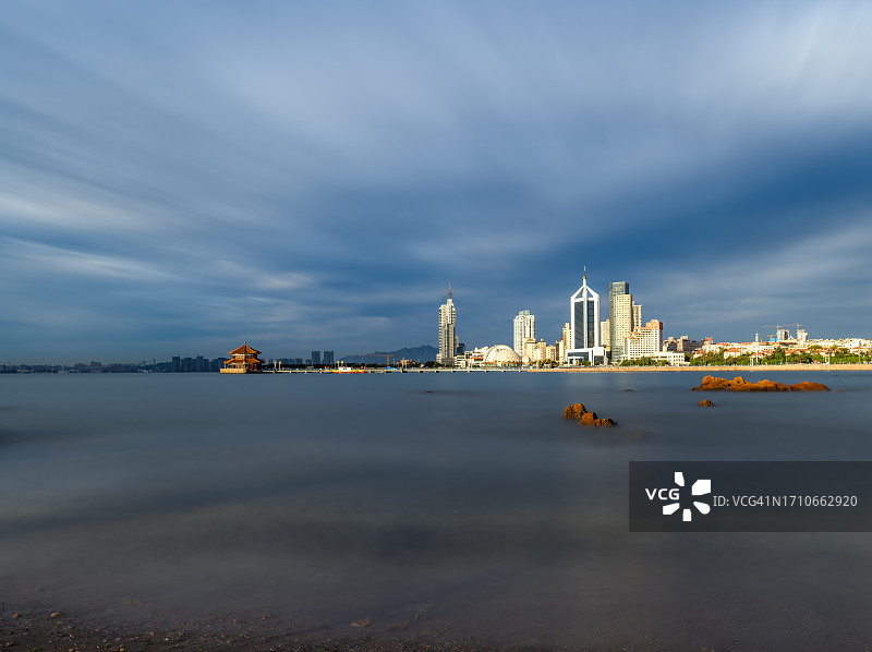 长曝光：青岛西部城市海岸线和城市天际线图片素材