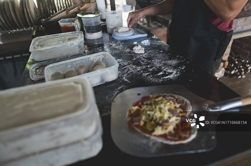 在燃木烤箱中制作美味的手工披萨图片素材