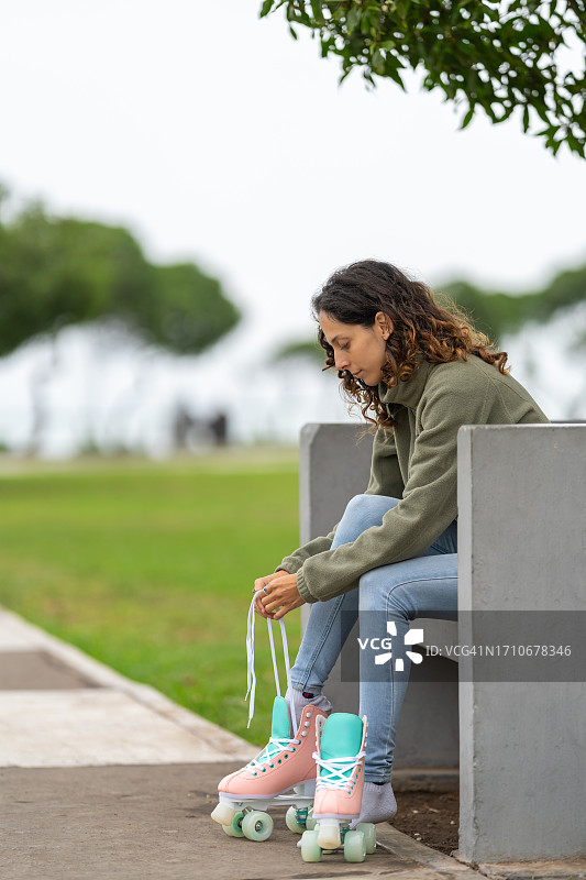 女人穿上彩色四轮溜冰鞋图片素材