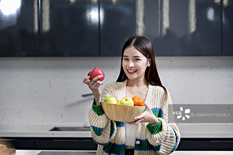 女人正在准备早餐水果图片素材