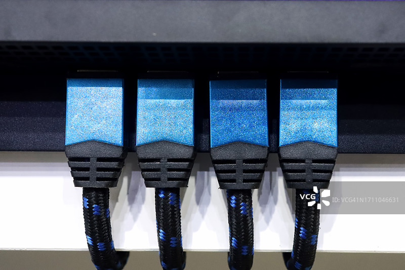 网络交换机和以太网线，数据中心概念图片素材