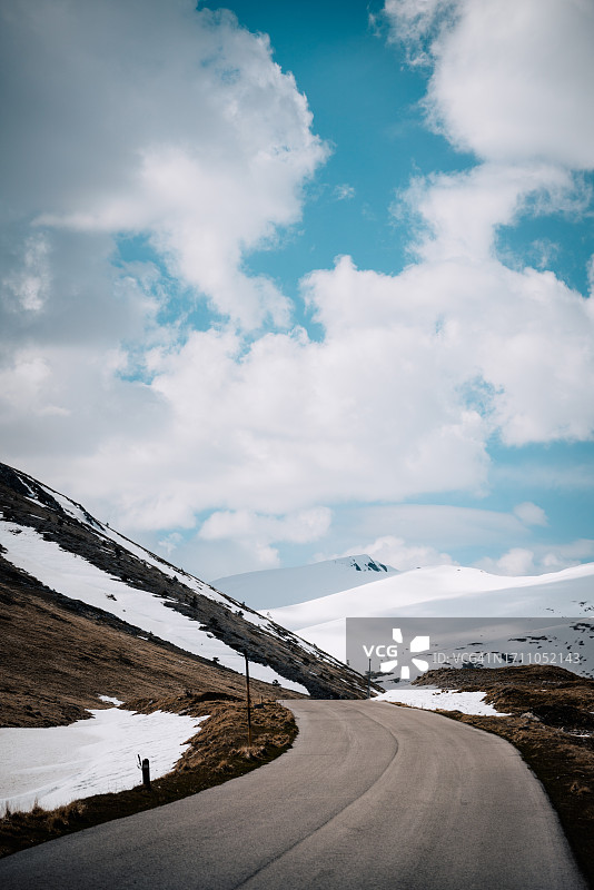 阿布鲁佐，坎波·因佩拉托雷的荒野景观与道路图片素材