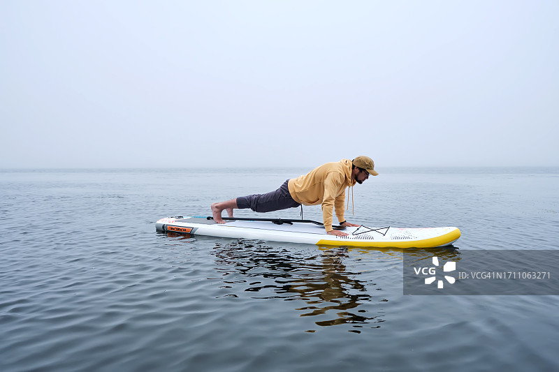 雾中划桨的韩国青年男子图片素材