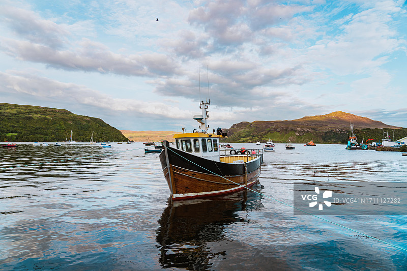 停泊在苏格兰斯凯岛波特里港的船只图片素材