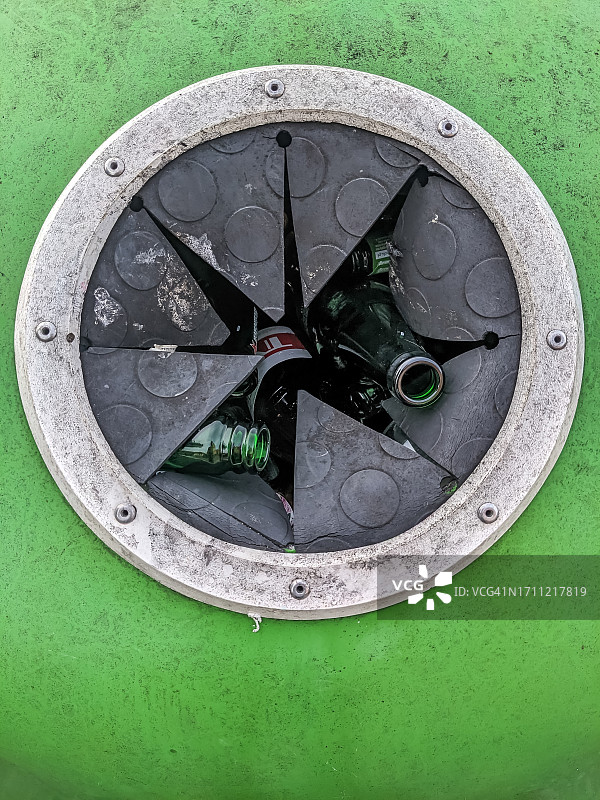 用过的玻璃容器盖子特写图片素材