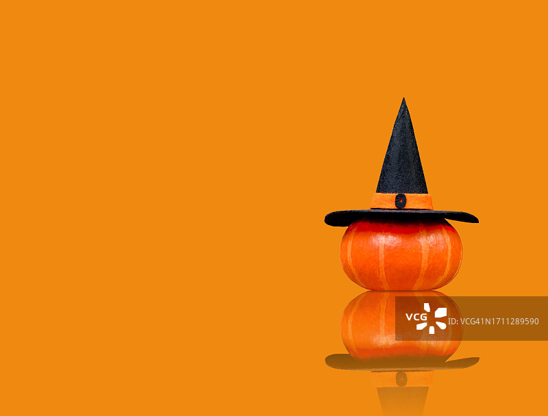 亮橙色背景上的万圣节南瓜图片素材